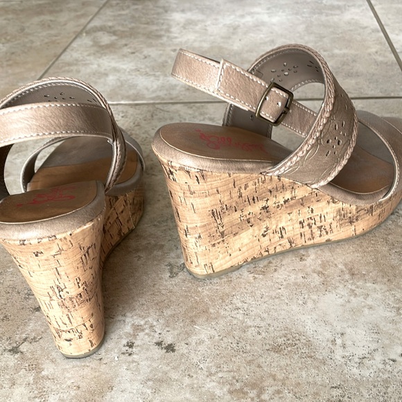 Stylish Beige Wedges by Unknown Brand - Picture 2 of 5